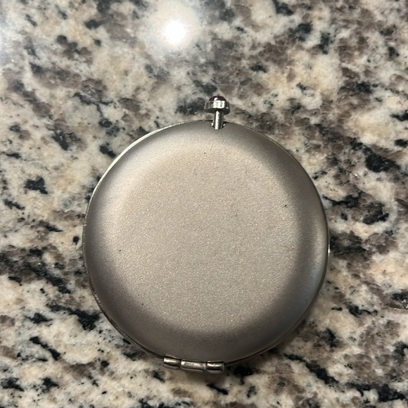 Victoria Secret Seashell Compact With Powder - Picture 3 of 6